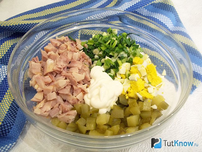 Все продукты соединены в одной миске и к ним добавлен майонез