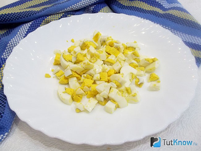 Отварные яйца нарезаны кубиками
