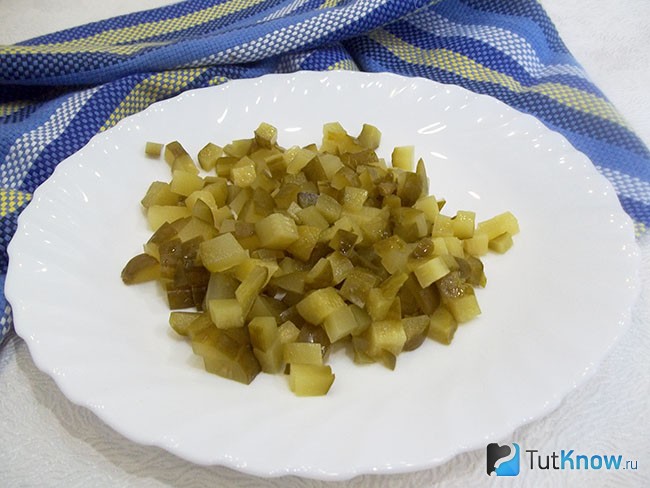 Соленые огурцы нарезаны кубиками
