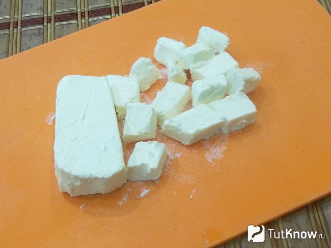 Сыр нарезан крупными кубиками