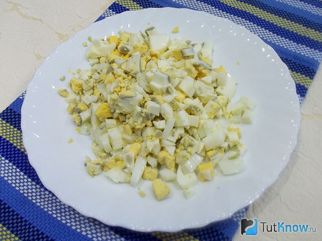 Отварные яйца очищены и нарезаны кубиками