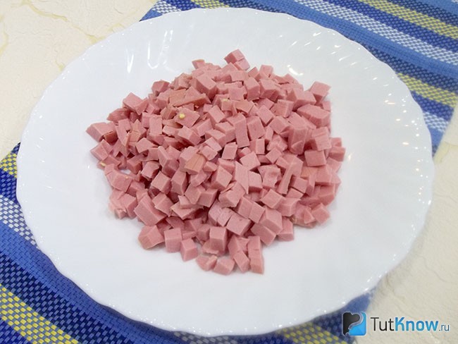Колбаса нарезана кубиками