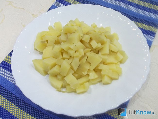 Отварной картофель очищен и нарезан кубиками