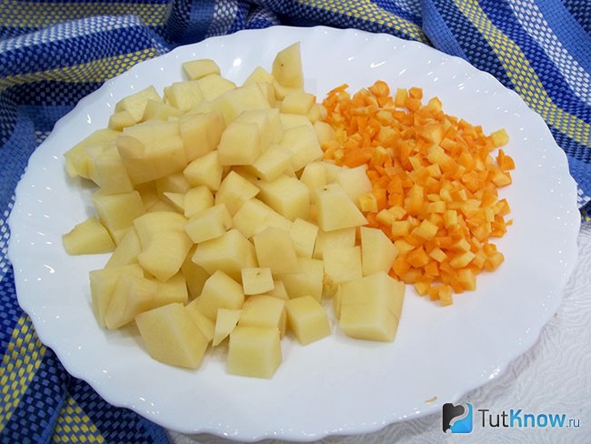 Картофель и морковь очищены и нарезаны