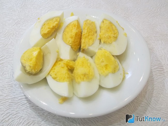 Яйца отварена и нарезаны кусочками на 4 части