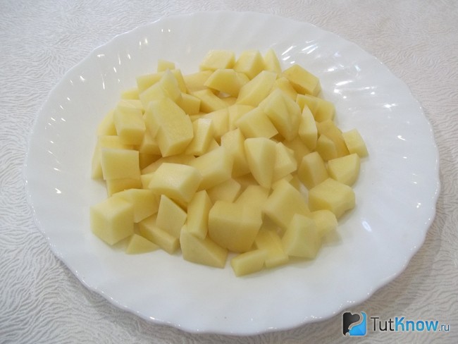Картофель очищен и нарезан кубиками