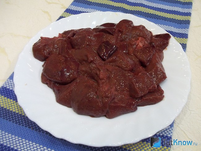 Печень очищена от пленок, вымыта и нарезана кусочками