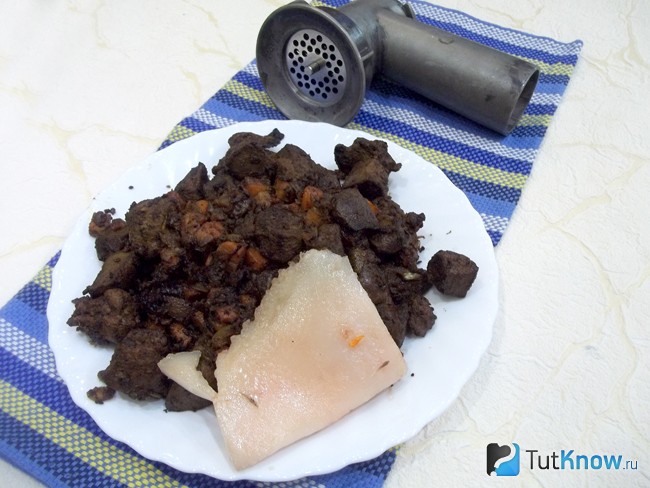 Жаренные морковь, лук и печень, и свежее сало перекручено на мясорубке