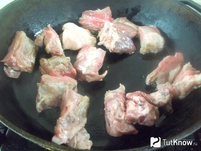 Мясо жарится в сковороде