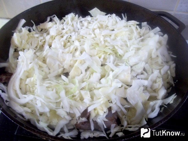 К мясу добавлена жарится капуста и морковь