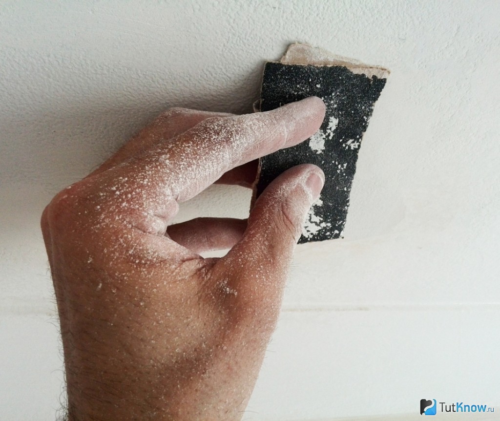 Затирка трещин. Шлифование поверхности стен. Шлифование штукатурки на стене. Затирка шпаклевки. Ошкуривание поверхности стен.