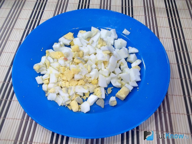 Отварные яйца очищены и нарезаны кубиками