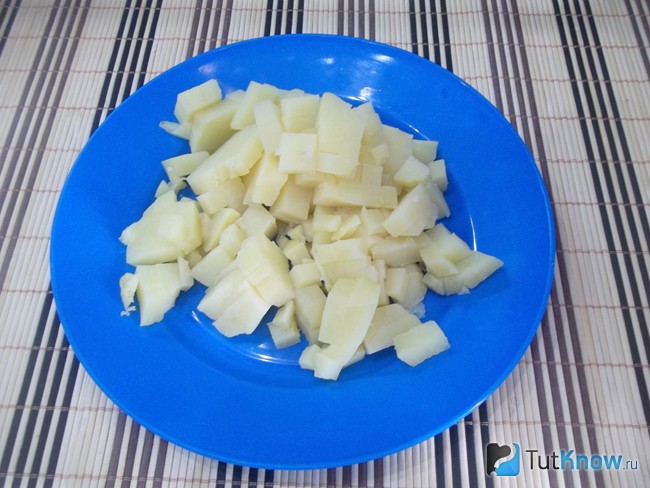 Отварной картофель очищен и нарезан кубиками