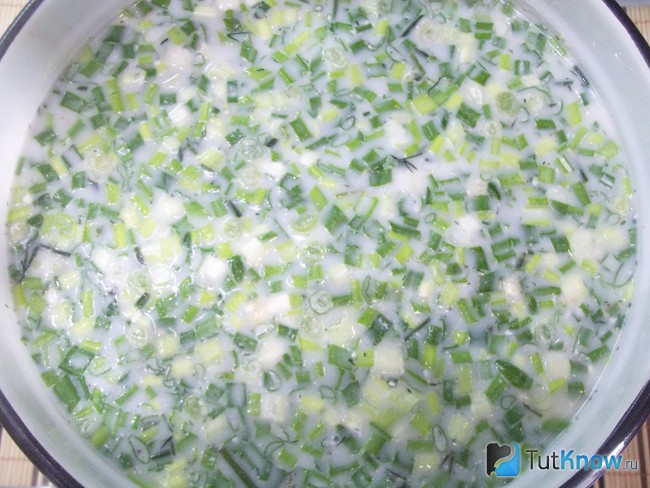 Все продукты сложены в кастрюлю, залиты водой и заправлены сметаной