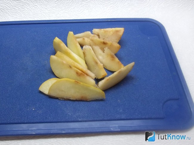 Груши нарезаны дольками