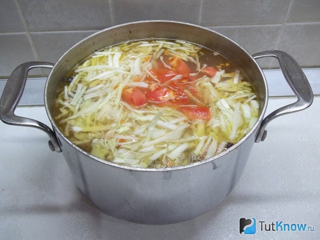 Овощи добавлены в кастрюлю