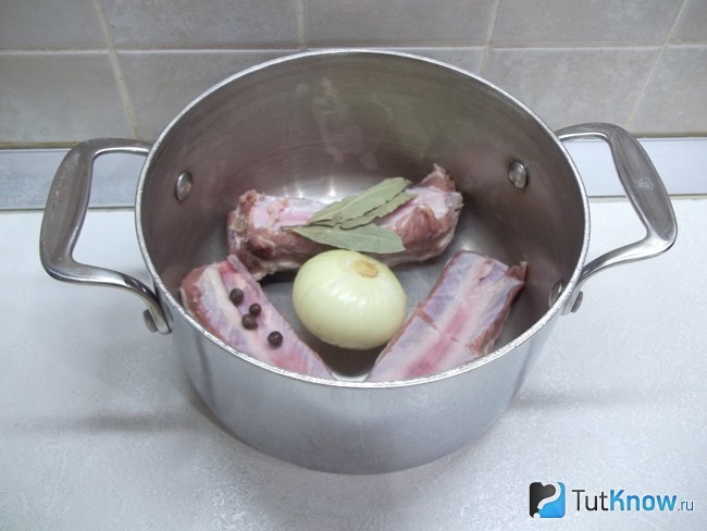 Мясо с луковицей опушено в кастрюлю