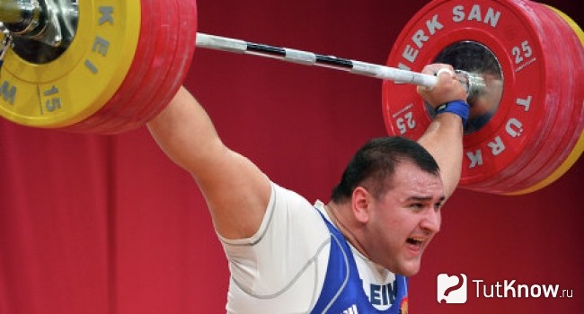 Спортсмен выполняет рывок штанги