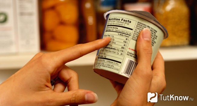 Покупатель читает состав продукта