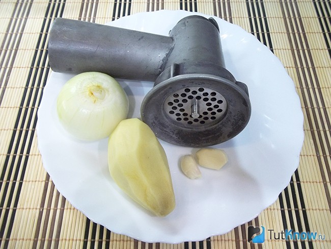 Картофель, лук и чеснок очищены и вымыты