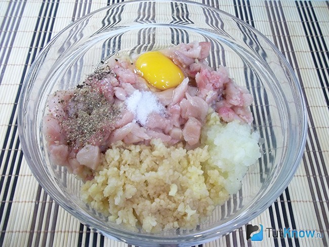 Картофель, лук и чеснок перекручены через мясорубку и соединены с нарезанным мясом, специями и яйцом