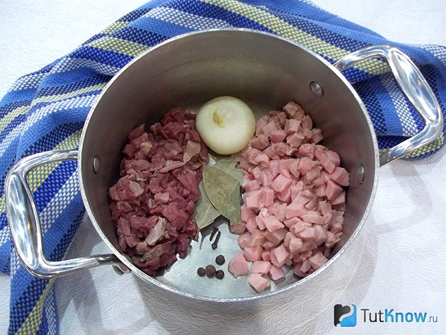 Свинина и филе нарезаны и варятся с луковицей и пряностями