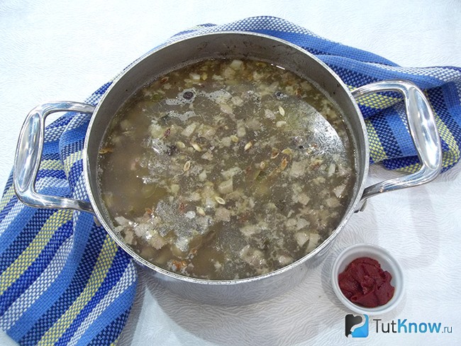Все продукты соединены в кастрюле и заправлены томатом