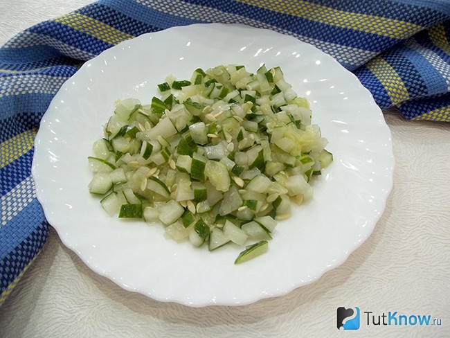 Огурцы нарезаны кубиками