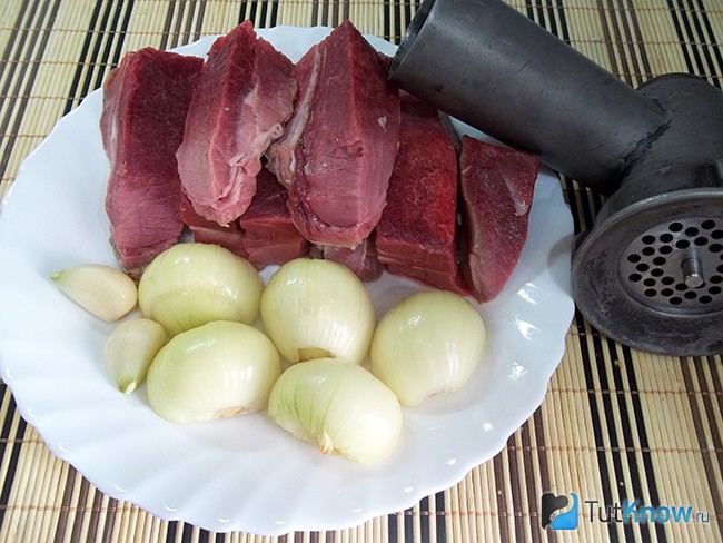 Мясо и лук помыты