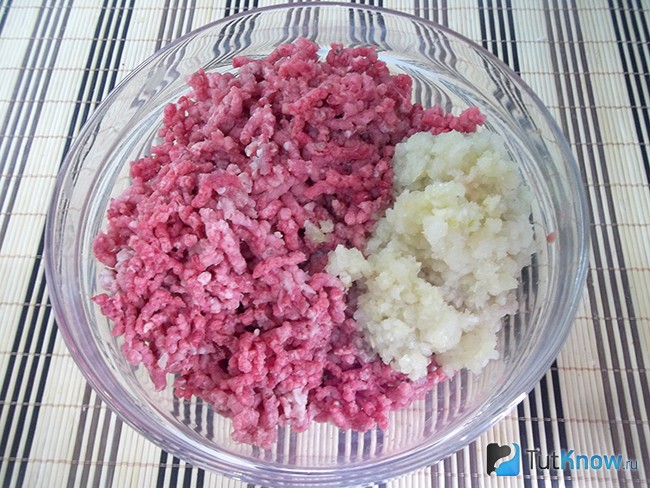 Мясо и лук перекручены через мясорубку