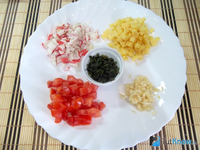 Все продукты нарезаны мелкими кубиками