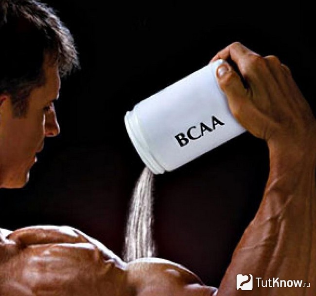 Спортсмен сыпет ВСАА на мускулы