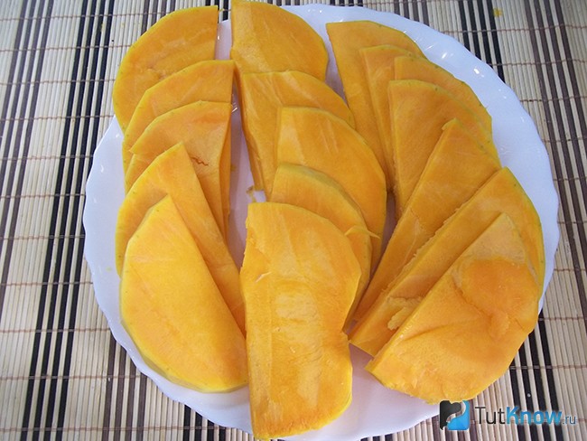 Тыква нарезана дольками
