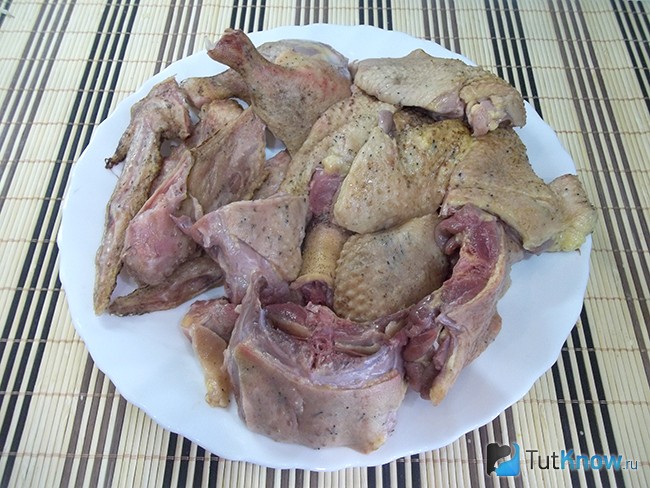 Утка нарезана кусочками