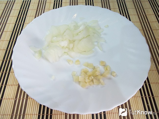Лук и чеснок нашинкованы