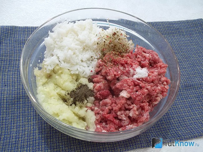 Мясо с овощами перекручено через мясорубку