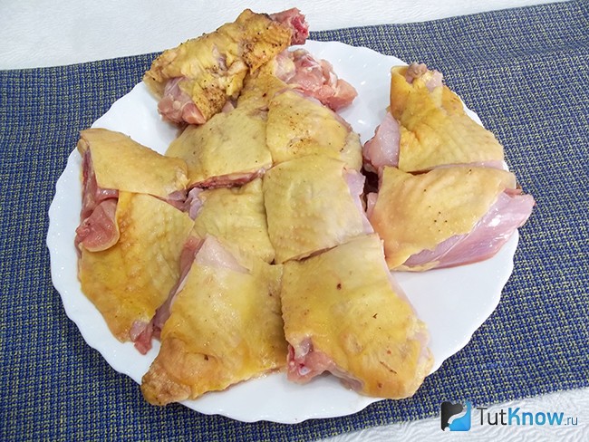 Курица нарезана кусочками
