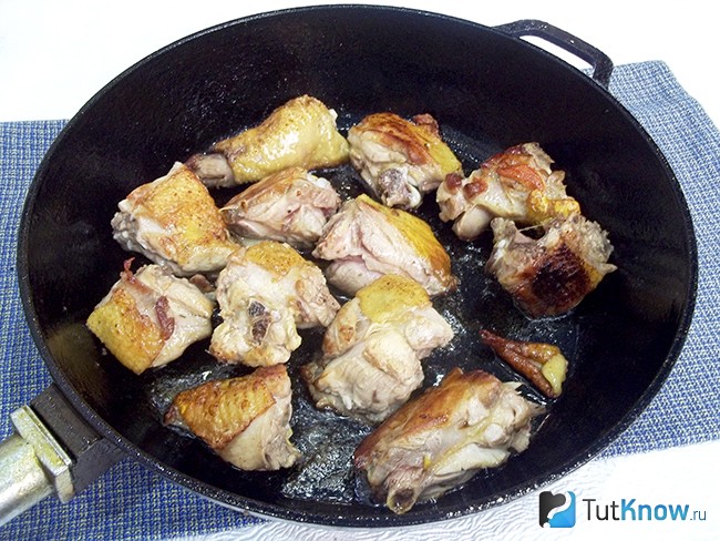 Курица жарится на сковороде