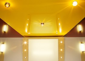 Натяжной потолок желтого цвета
