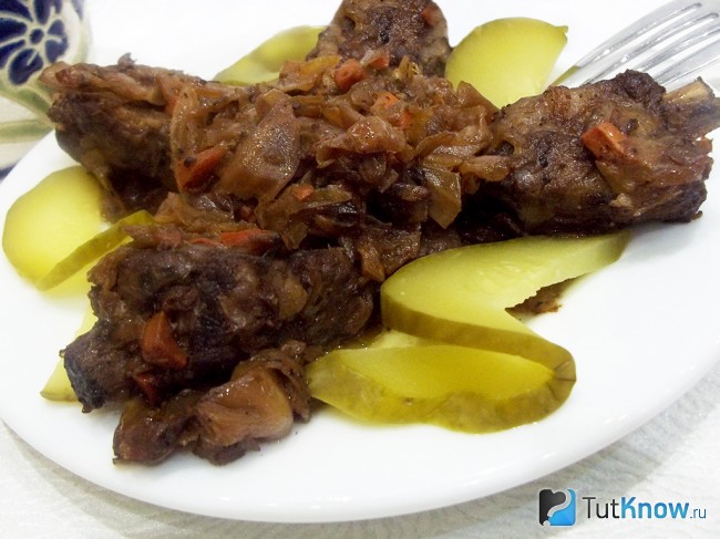 Готовое тушеное мясо с капустой