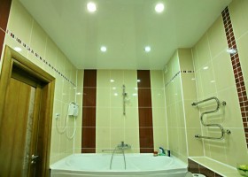 Натяжные потолки в ванной комнате: правила монтажа