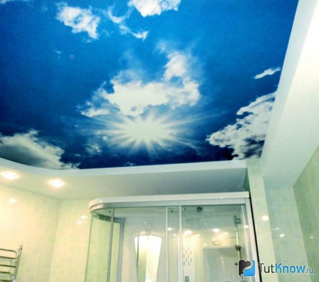 Натяжной потолок с рисунком облаков в ванной комнате