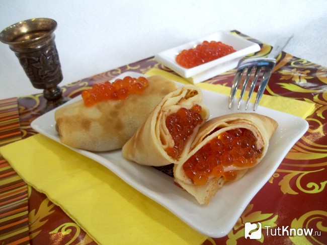 Готовые блинчики фаршированные красной икрой