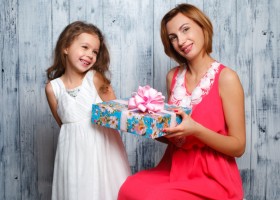 Что подарить маме на 8 марта: идеи подарков