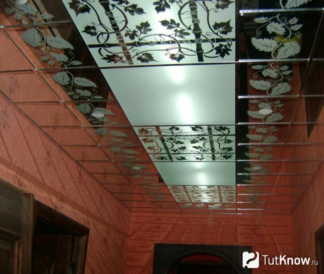 Стеклянный потолок из матового и глянцевого стекла