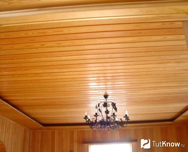 Покрытый лаком деревянный потолок