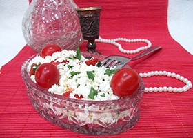 Творожный салат с помидорами и зеленью