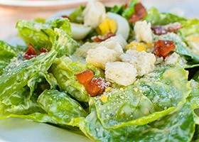 Классический салат «Цезарь» с одноименным соусом