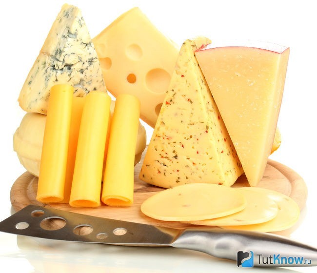 Сыр на доске и нож для нарезки