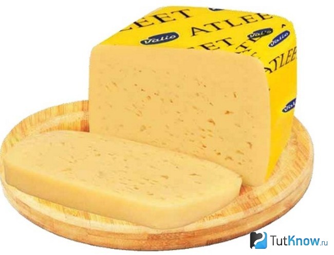 Твёрдый сыр на доске